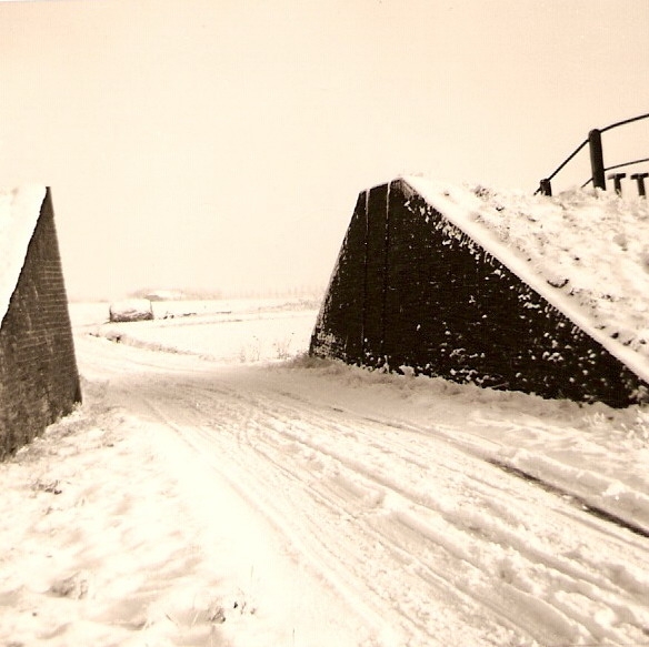 Voormalige dijkcoupure (dijkgat) tussen Nieuwe Statenzijl en de Reiderwolderpolder. Foto: winter 1968/69, ©Harm Hillinga.